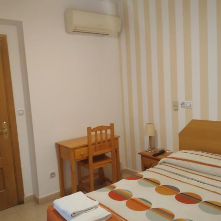 Pension Dominguez Madrid Esterno foto