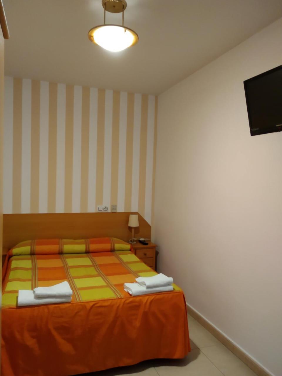 Pension Dominguez Madrid Esterno foto
