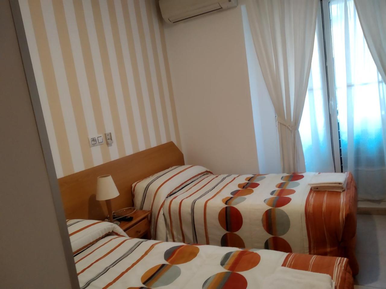 Pension Dominguez Madrid Esterno foto