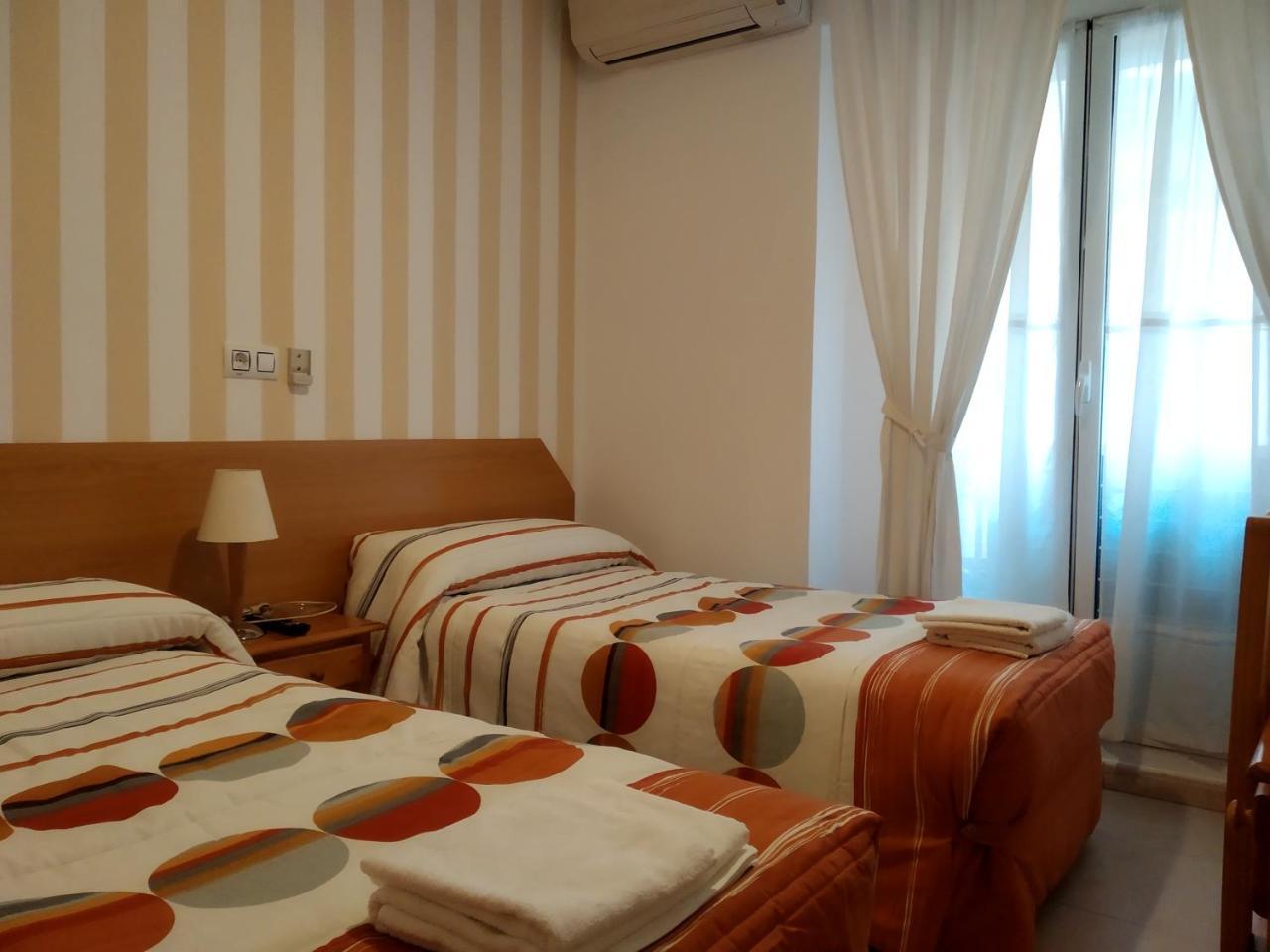 Pension Dominguez Madrid Esterno foto