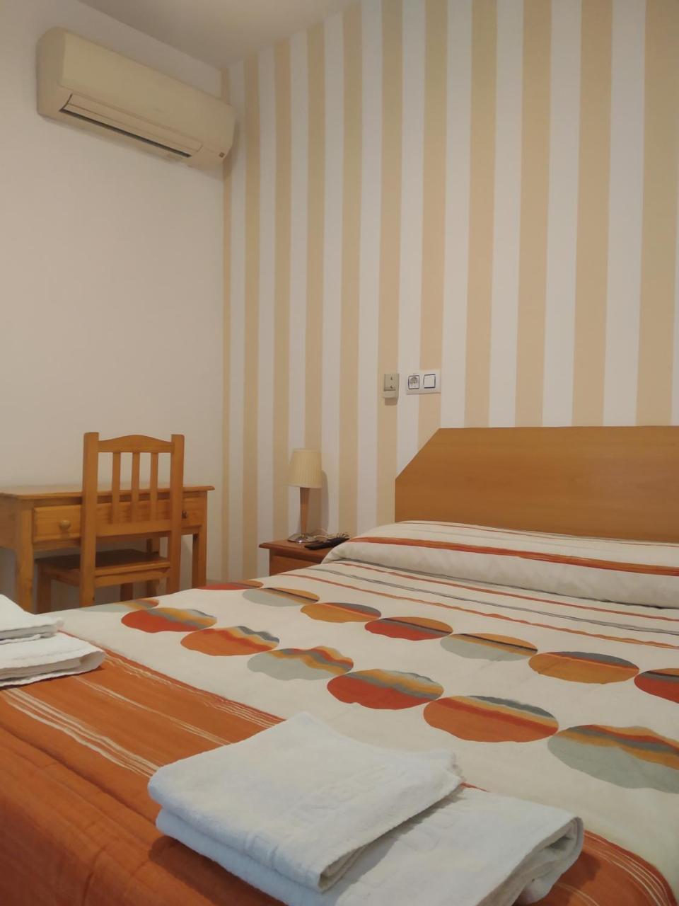 Pension Dominguez Madrid Esterno foto